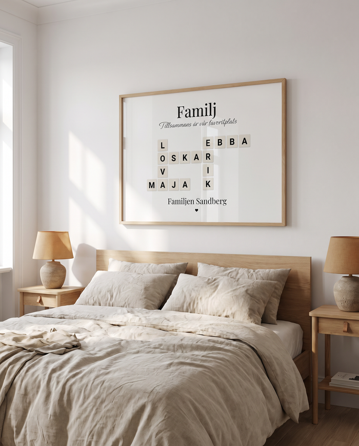 Liggande Familjeband ovanför sängen i ett ljust sovrum