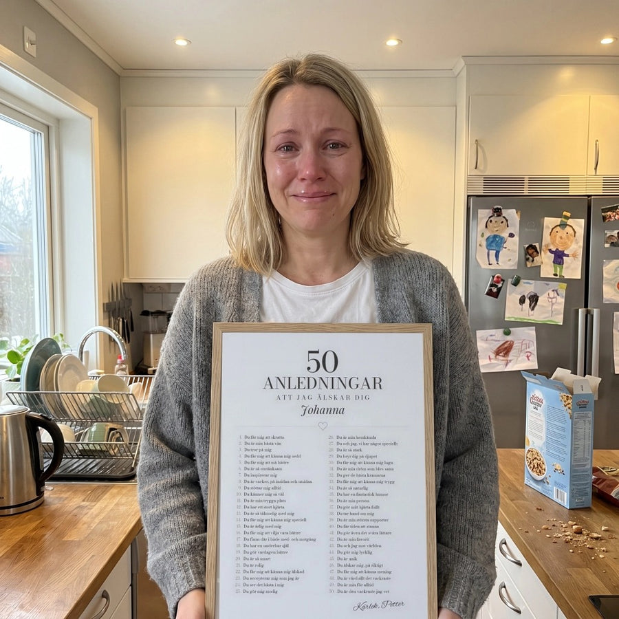 Kvinna i köket blir rörd av sin personliga poster 50 anledningar att jag älskar dig
