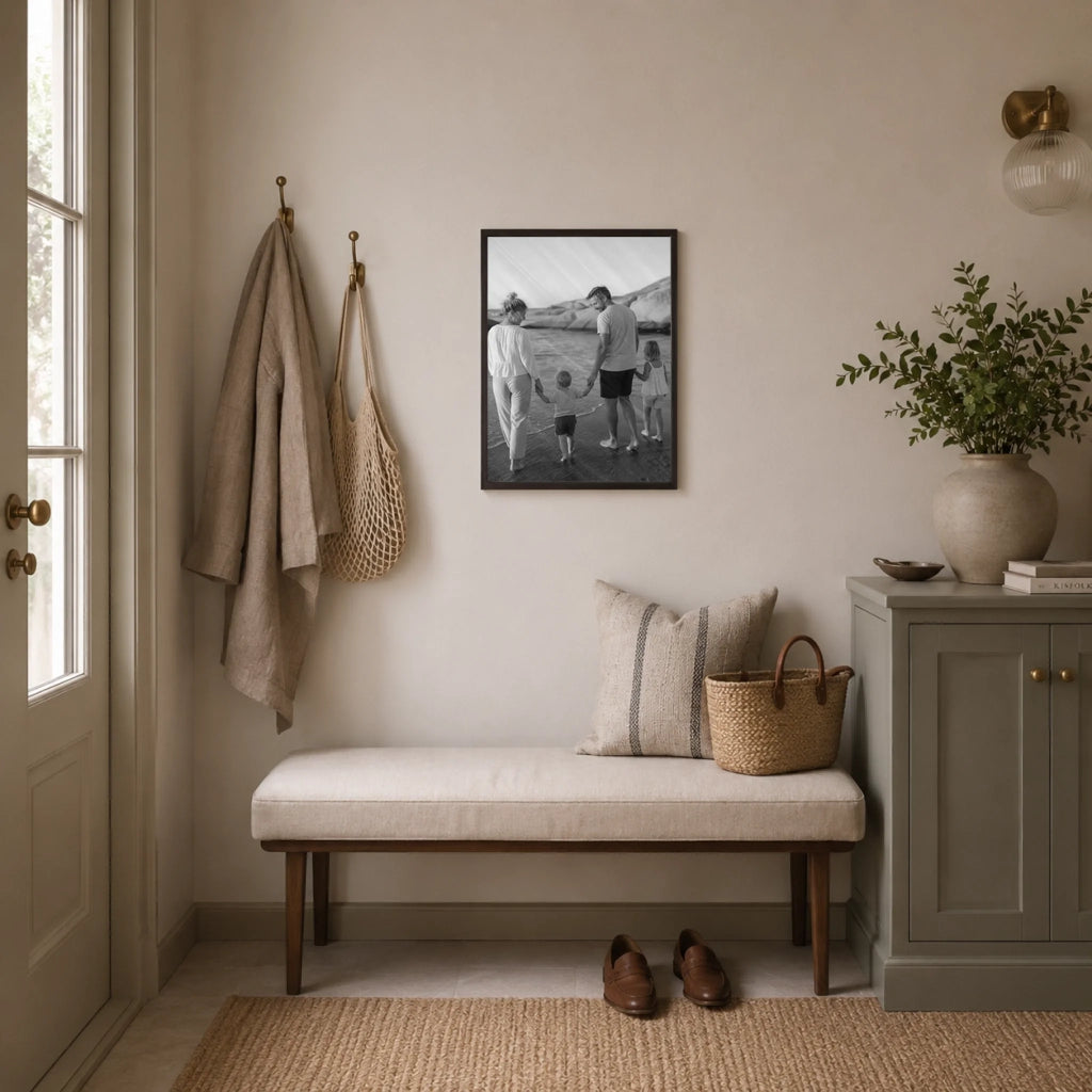 Svartvit fotoposter med eget foto – Ett Ögonblick, i hallen