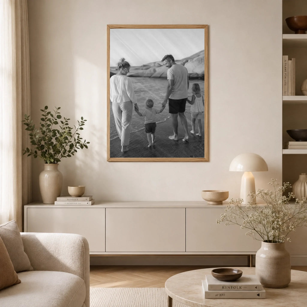 Svartvit fotoposter med eget foto – Ett Ögonblick, i vardagsrummet