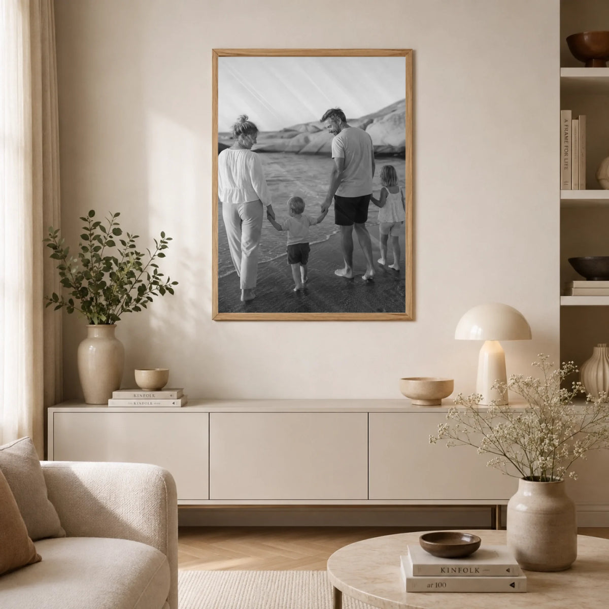 Svartvit fotoposter med eget foto – Ett Ögonblick, i vardagsrummet