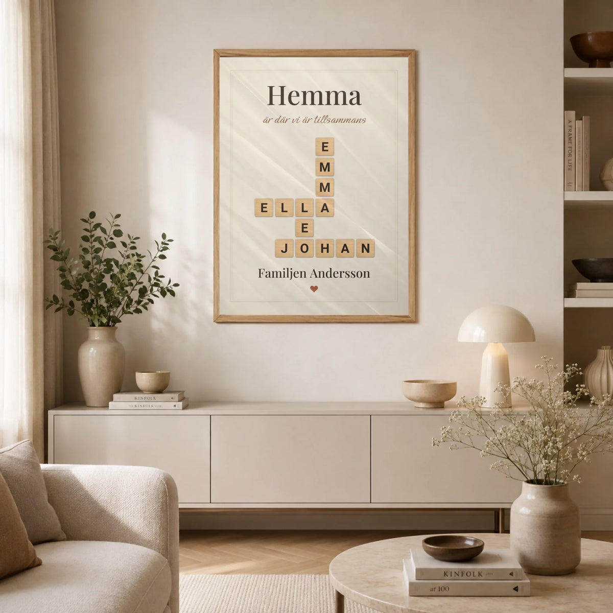 Familjeband Höstmys – familjetavla med namn, i vardagsrummet