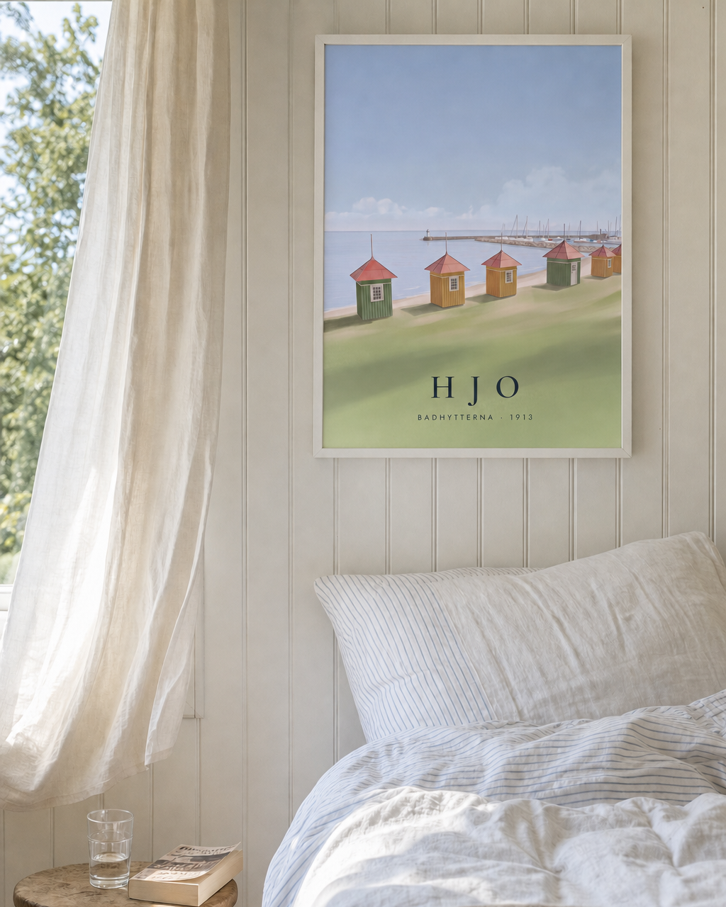 Badhytterna, Hjo – poster i ram i ett sovrum