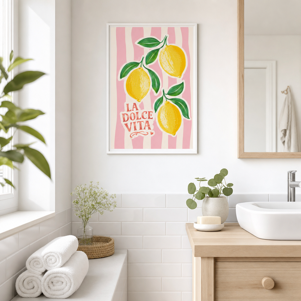 La Dolce Vita poster i ljust badrum