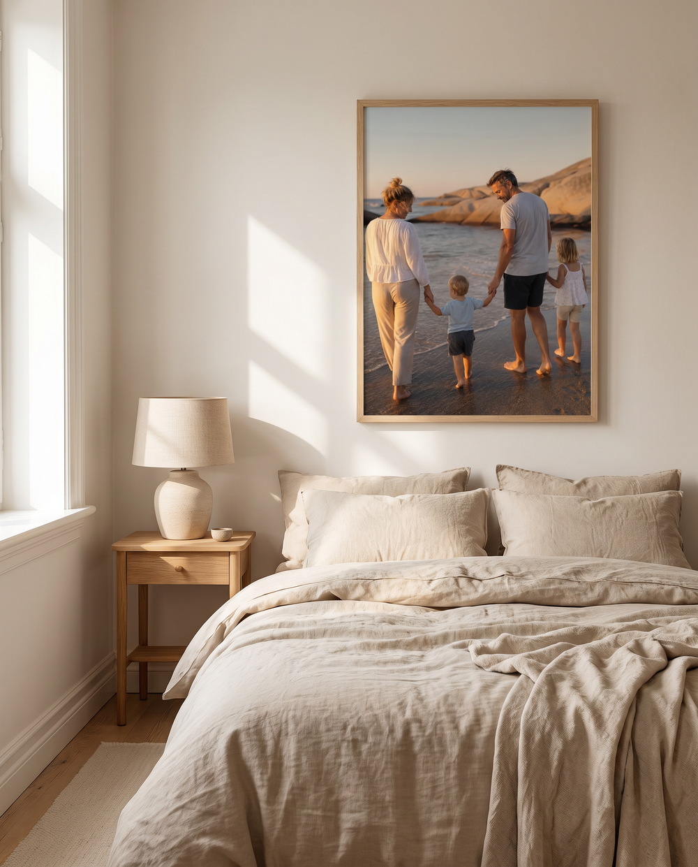 Ett Ögonblick fotoposter med familj på stranden ovanför sängen i ett ljust sovrum