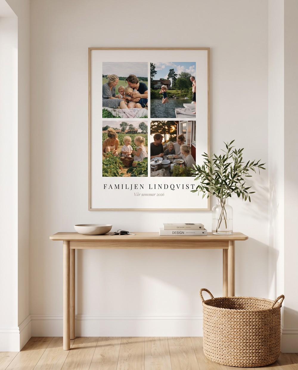 Fyra Ögonblick fotoposter i färg ovanför ett avlastningsbord i hallen