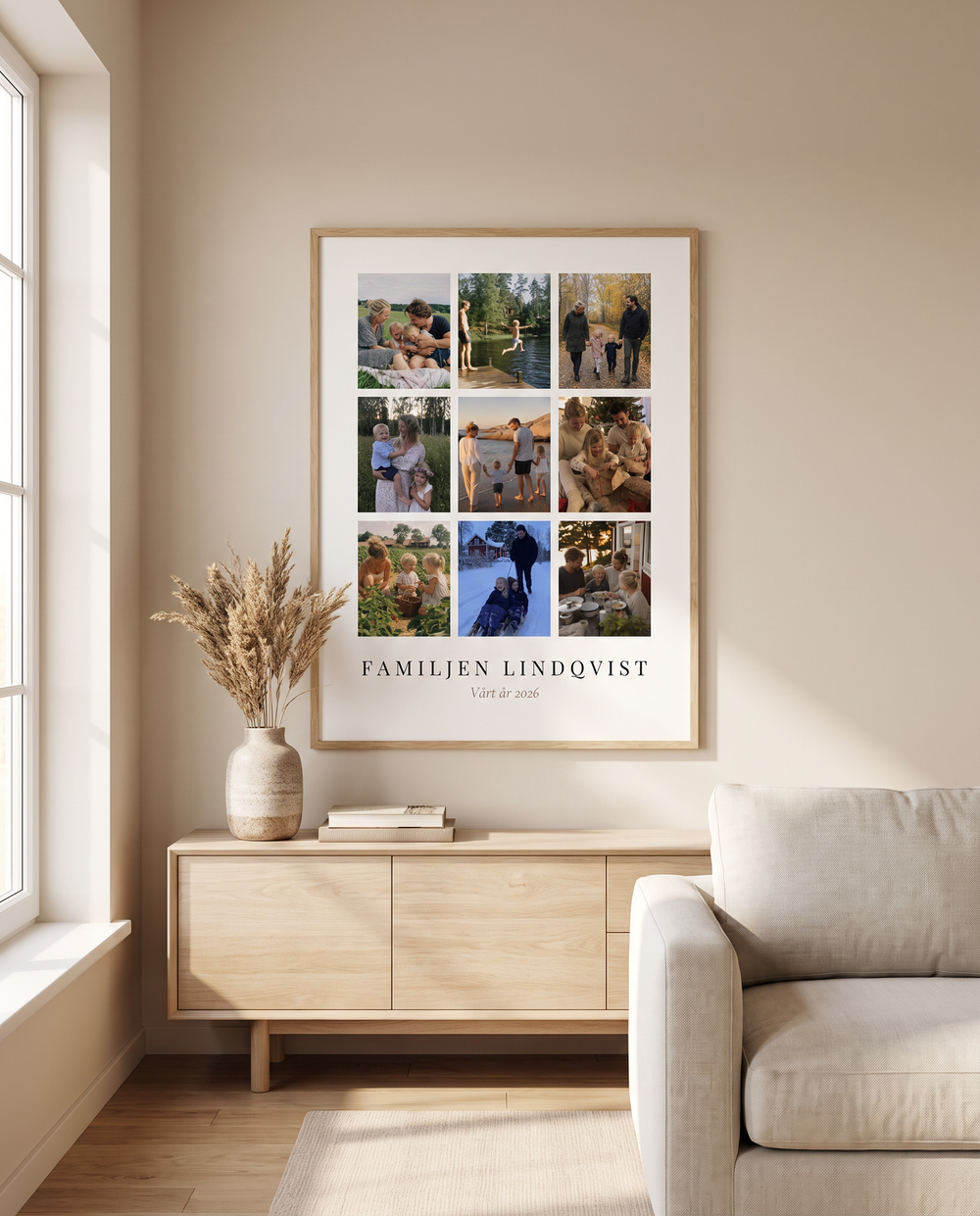 Nio Ögonblick fotoposter i färg ovanför en sideboard i ett nordiskt vardagsrum