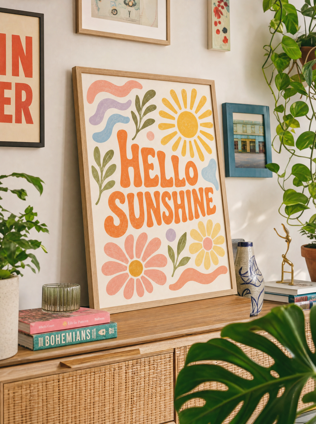 Hello Sunshine poster i ekram lutad i ungt eklektiskt rum