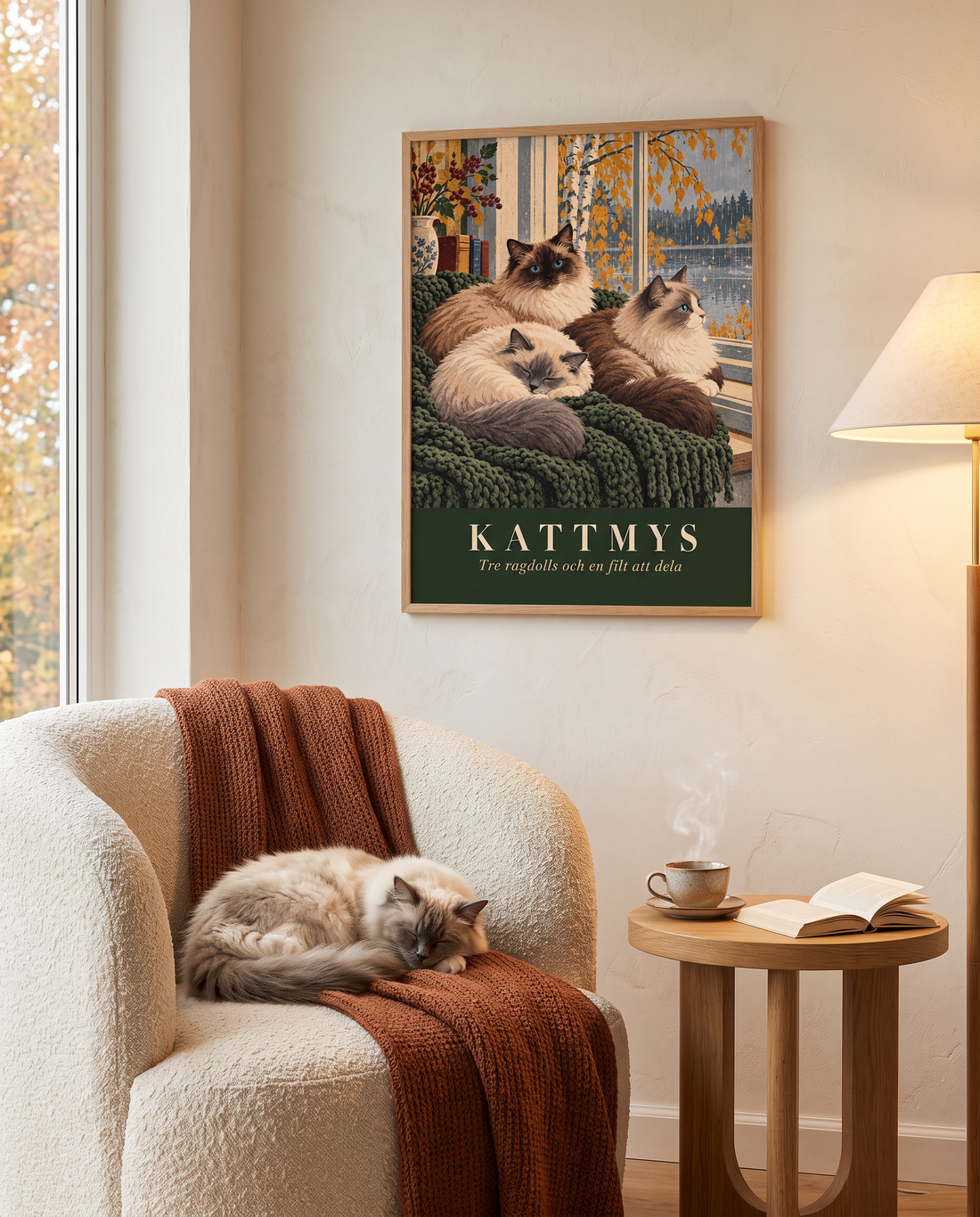 Postern Kattmys ovanför en fåtölj där en ragdollkatt sover