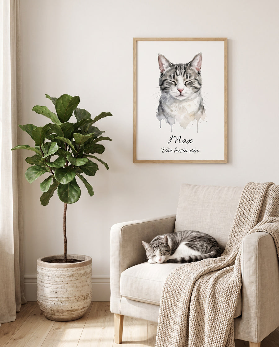 Akvarellporträtt av katt i ekram, katten sover i fåtöljen under tavlan