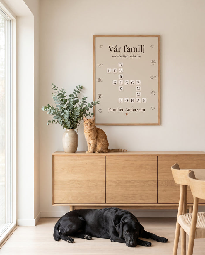 Familjeband med husdjur ovanför en sideboard, katt på sideboarden och labrador på golvet