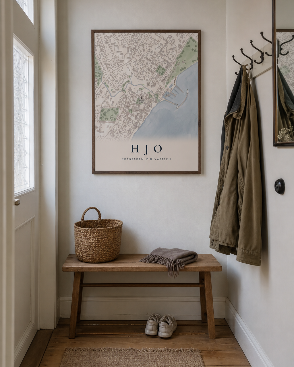 Karta över Hjo – poster i ram i en hall