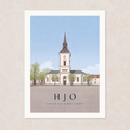 Poster med Hjo kyrka vid Stora torget, med vit kant