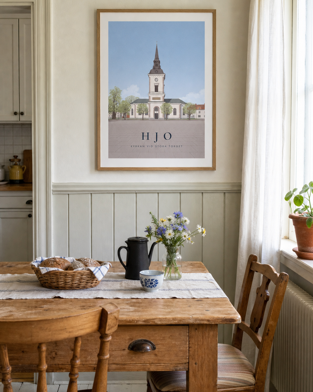 Kyrkan vid Stora torget, Hjo – poster i ram i ett kök
